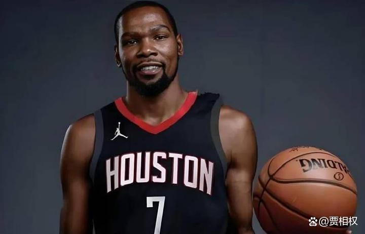 杜兰特陷入低谷，官方宣布新规连败，引发争议球队命运悬念！