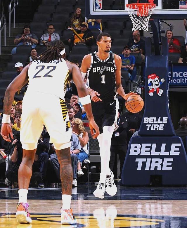 包含本菲卡季后赛惊险圣安东尼奥马刺，文班亚马砍下4记关键球，全场沸腾的词条